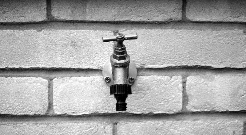 Titre : Un déluge lyonnais: Mon Expérience mémorable avec une Fuite d'Eau à Lyon